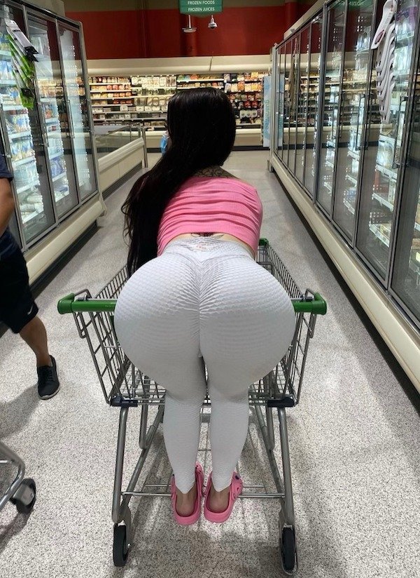 Girls In Yoga Pants (42 pics)