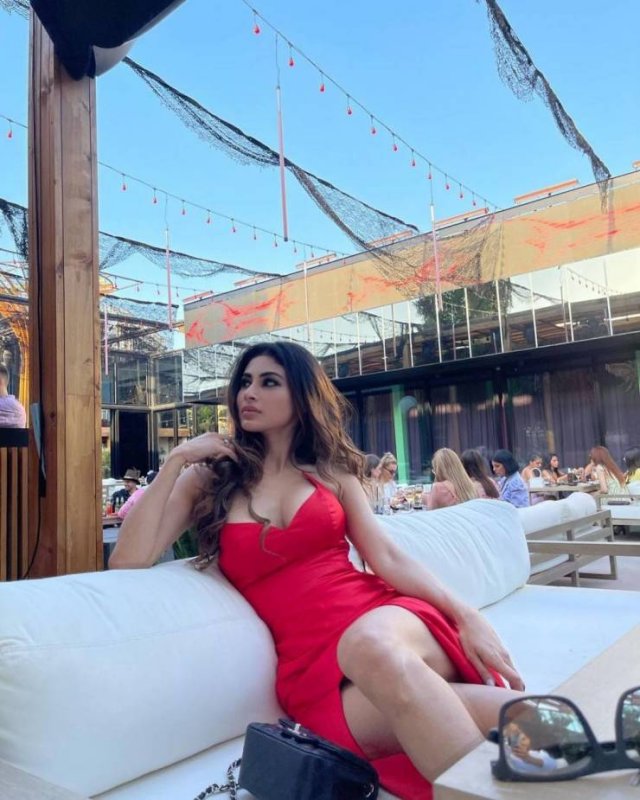 Girls In Red Dresses (63 pics)