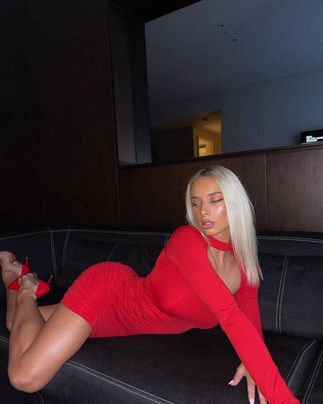 Girls In Red Dresses (63 pics)