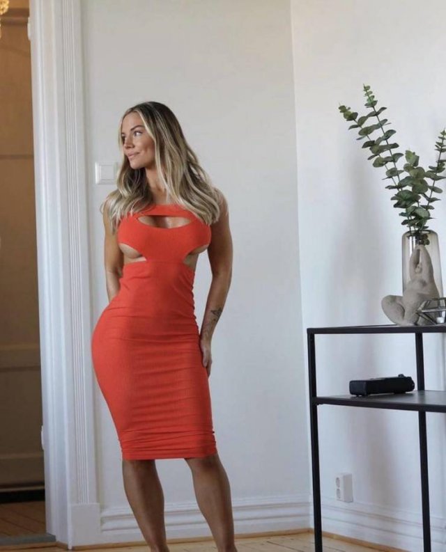Girls In Red Dresses (63 pics)