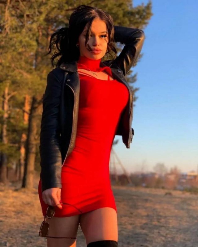 Girls In Red Dresses (63 pics)