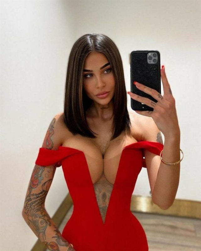 Girls In Red Dresses (63 pics)