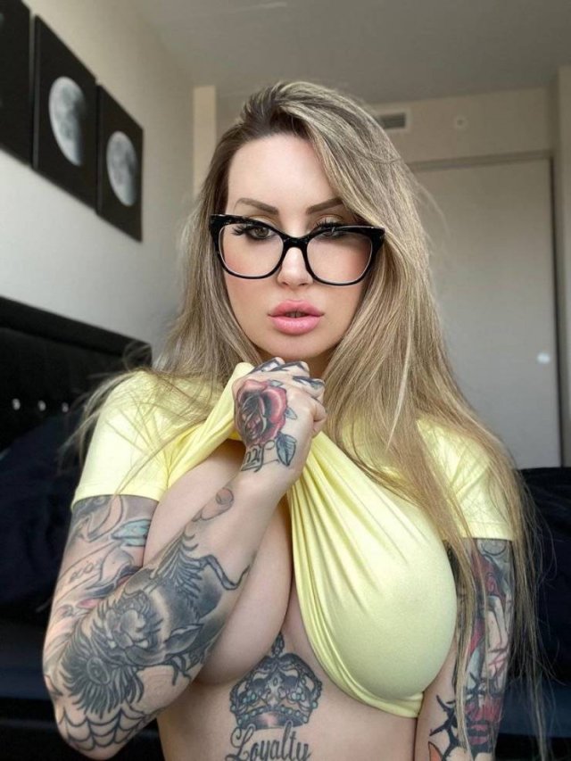Girls With Handbras (47 pics)