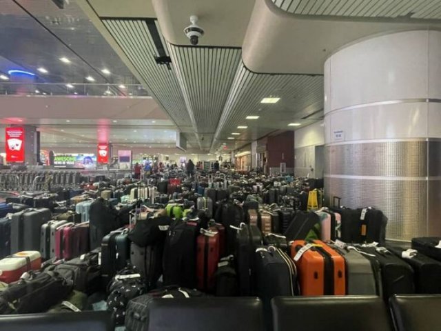 Flights Are Massively Canceled During Holidays (18 pics)