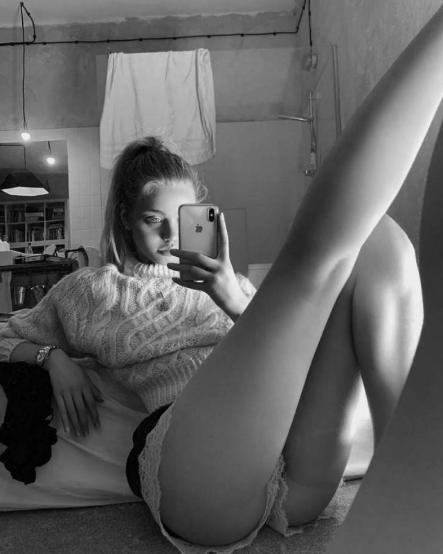 Selfie Girls (45 pics)