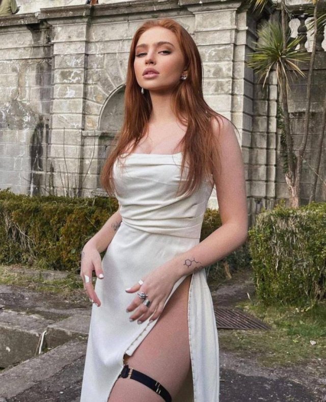 Girls In Dresses (67 pics)