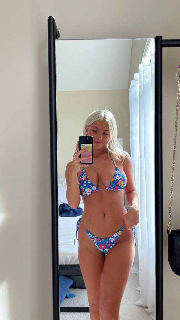 Selfie Girls (35 pics)