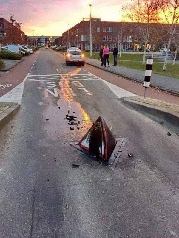 Odd Car Crashes (30 pics)