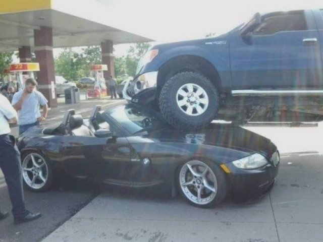 Odd Car Crashes (30 pics)