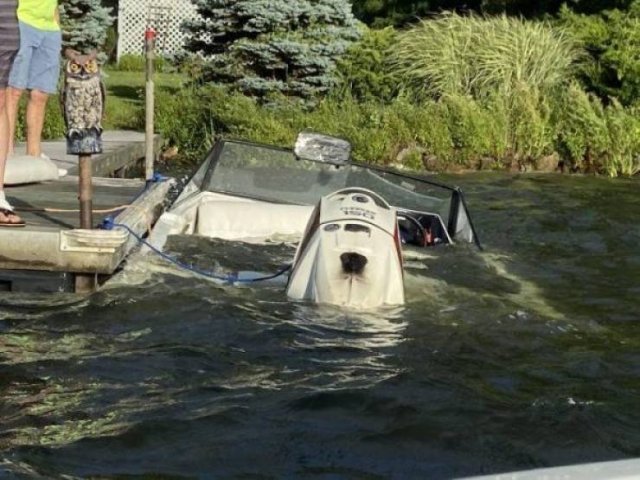 Odd Car Crashes (30 pics)