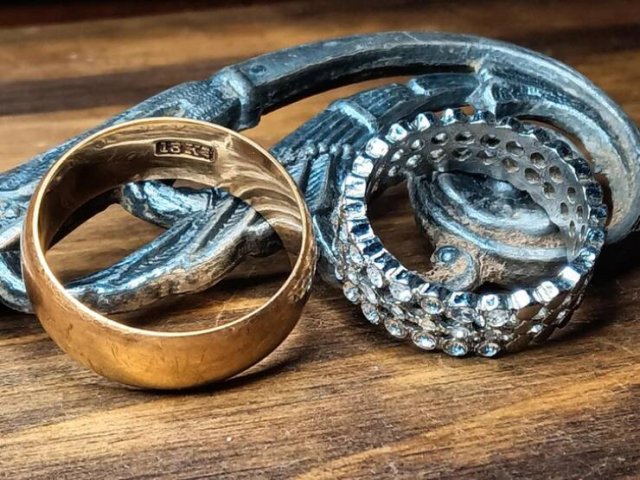 Cool Metal Detector Finds (20 pics)