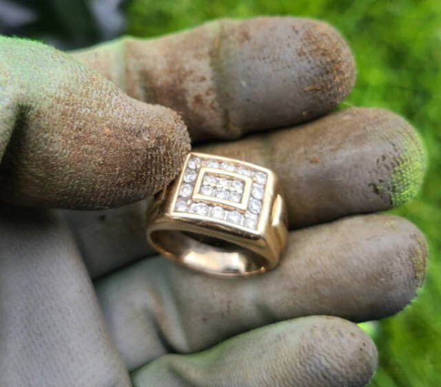 Cool Metal Detector Finds (20 pics)