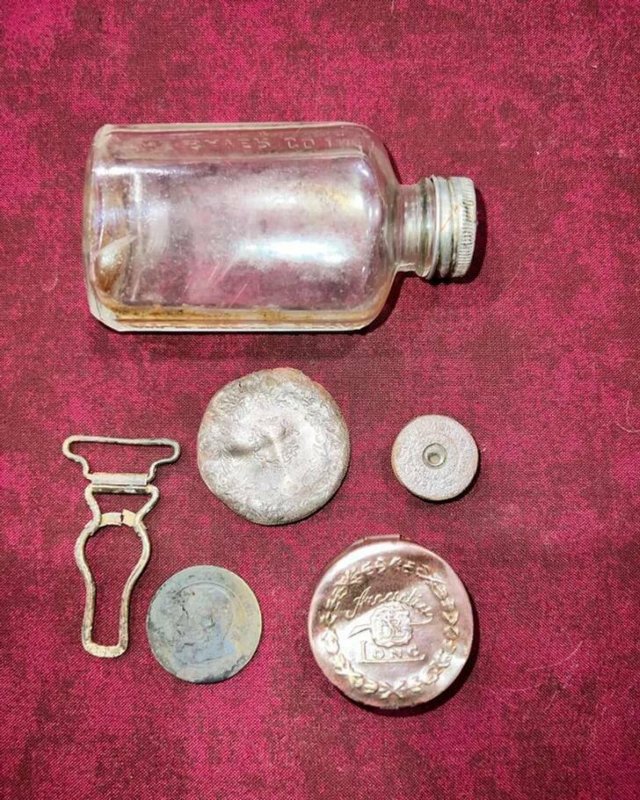 Cool Metal Detector Finds (20 pics)
