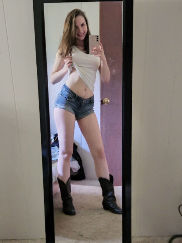 Girls In Shorts (36 pics)