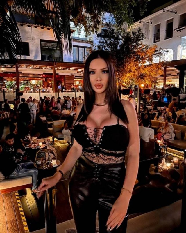Girls In Latex And Leather (48 pics)
