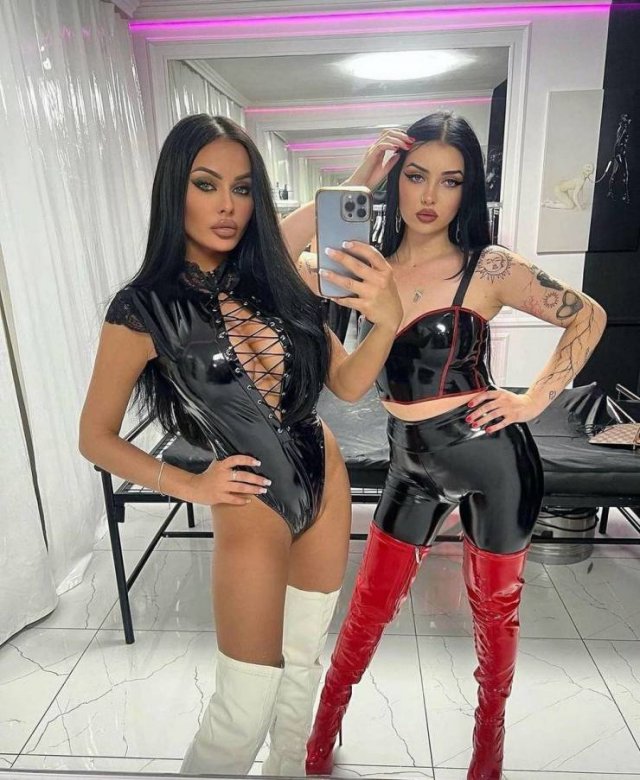Girls In Latex And Leather (48 pics)