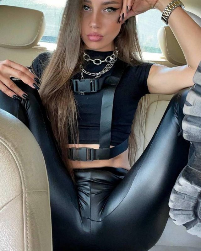 Girls In Latex And Leather (48 pics)
