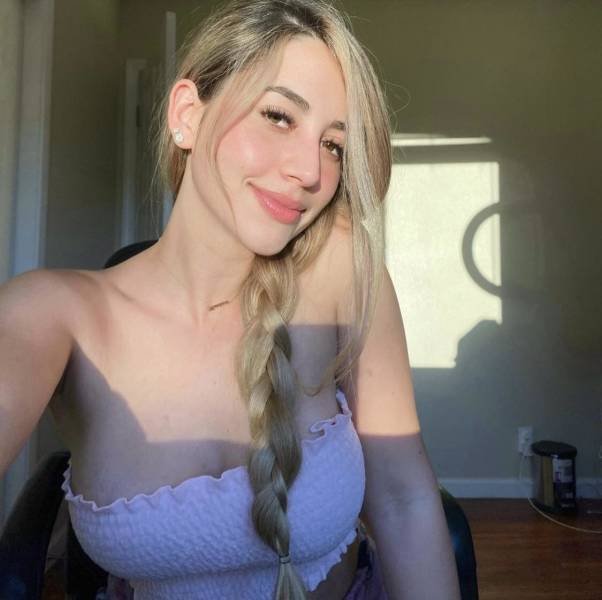 Busty Girls (45 pics)