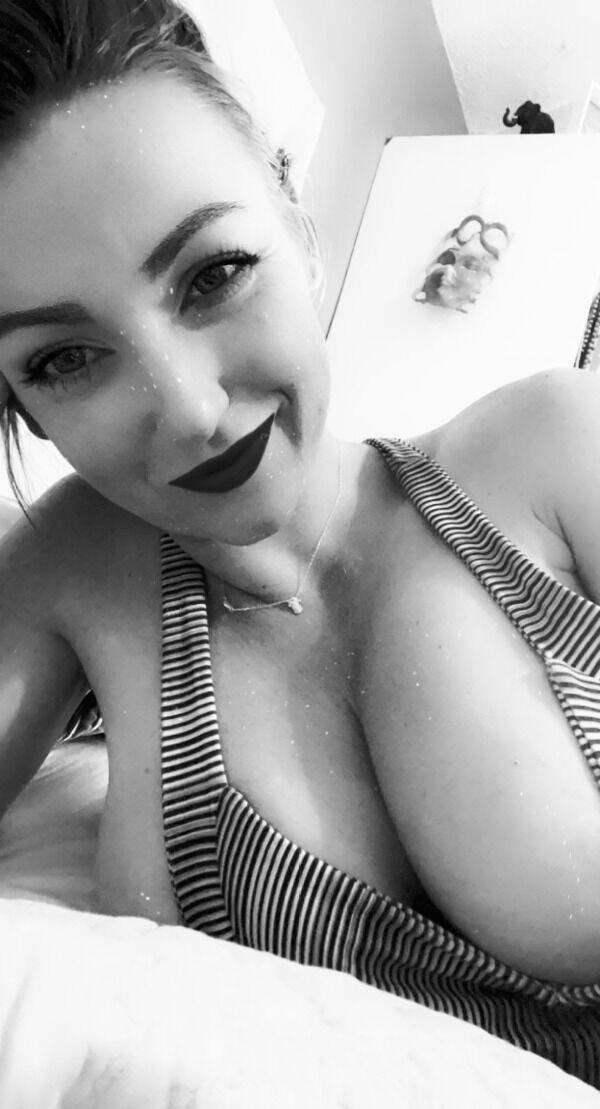 Busty Girls (45 pics)
