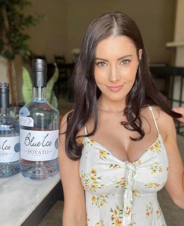 Busty Girls (45 pics)