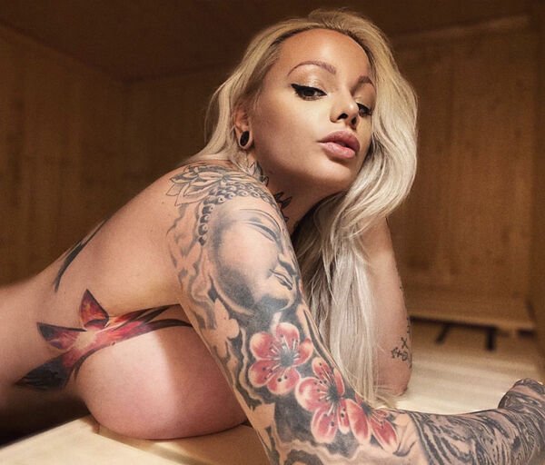 Busty Girls (28 pics)