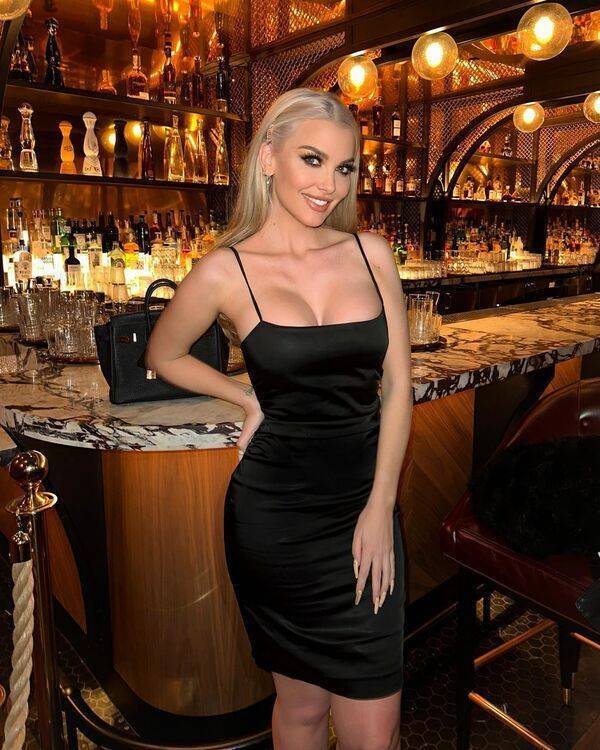 Girls In Tight Dresses (56 pics)