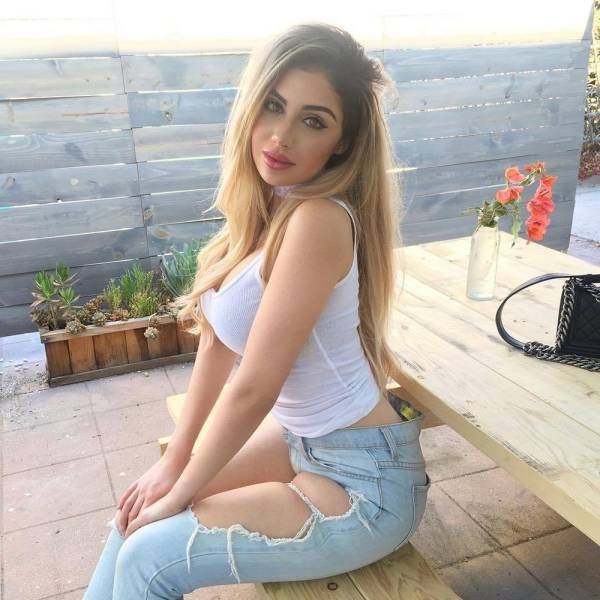 Girls In White Shirts (23 pics)