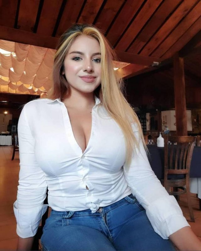 Girls In White Shirts (23 pics)