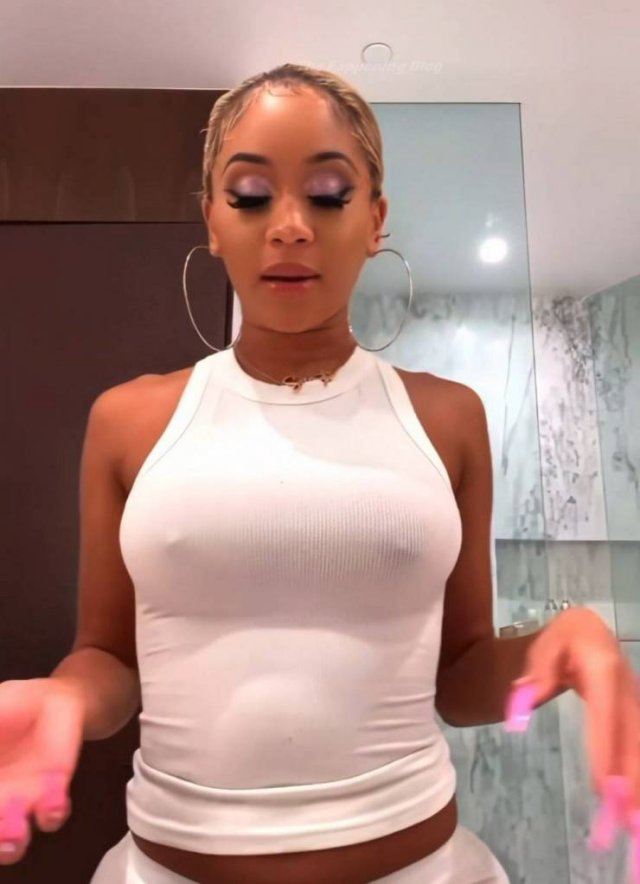 Girls In White Shirts (23 pics)