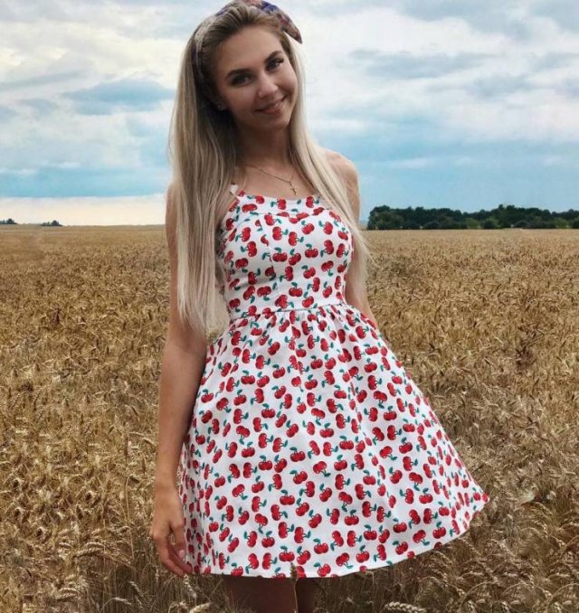 Girls In Sundresses (52 pics)
