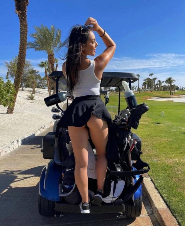 Girls And Golf (32 pics)