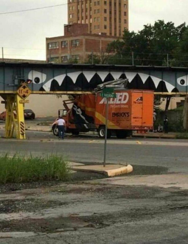 Fails With Low Bridges (27 pics)