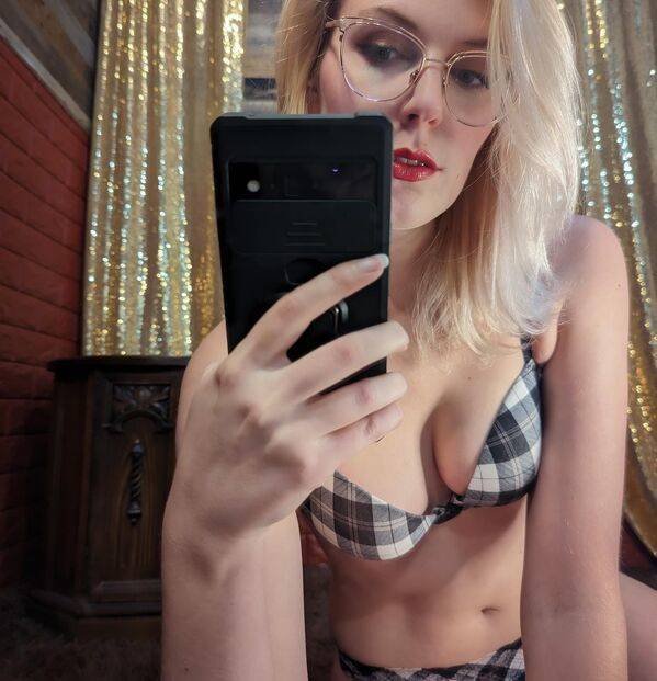 Girls In Glasses (42 pics)