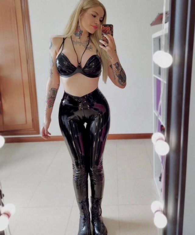 Girls In Latex And Leather (45 pics)