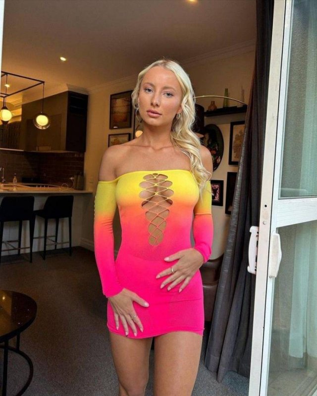Girls In Tight Dresses (50 pics)