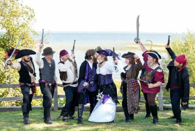 Weird And Funny Wedding Photos (40 pics)