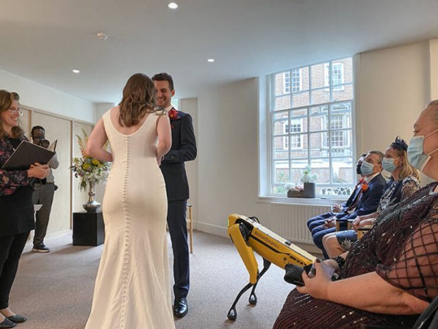 Weird And Funny Wedding Photos (40 pics)