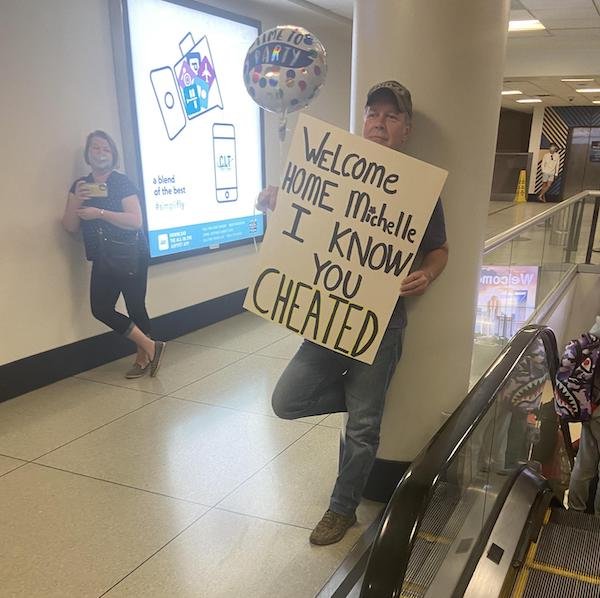 Funny Signs At Airports Pics