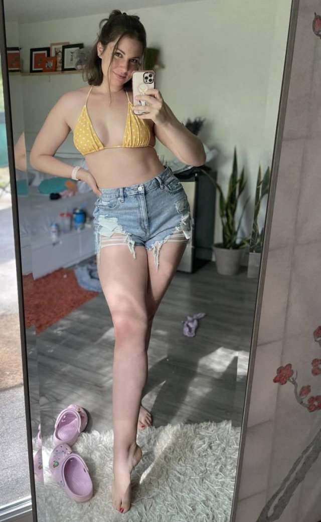 Girls In Shorts (51 pics)