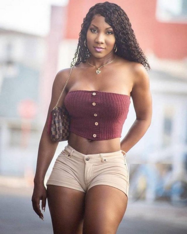 Girls In Shorts (51 pics)