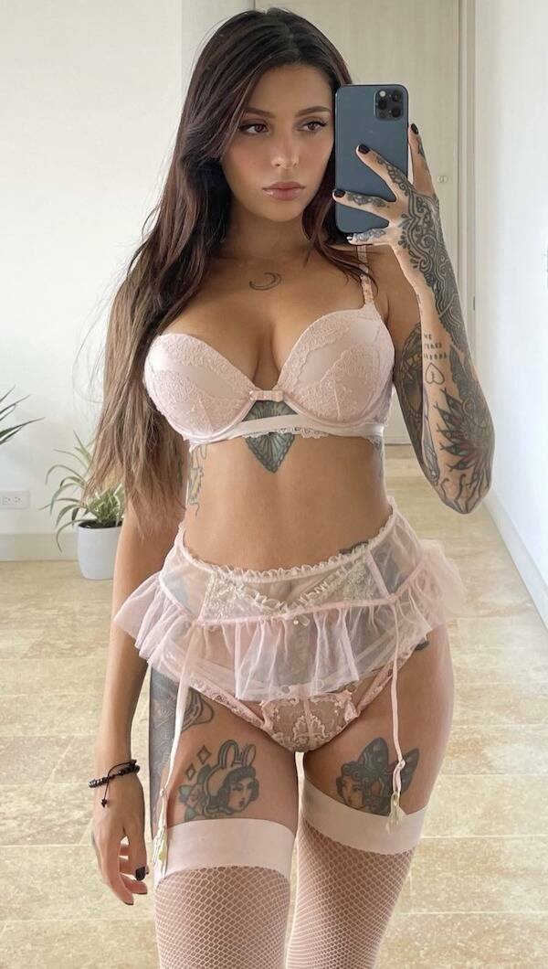 Girls In Fishnets (47 pics)