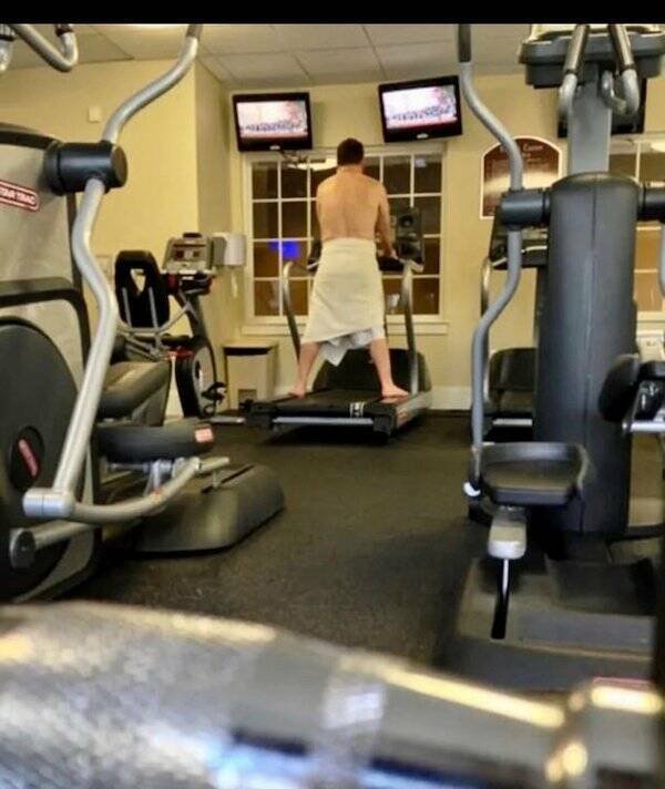 Weird People In The Gym (24 pics)