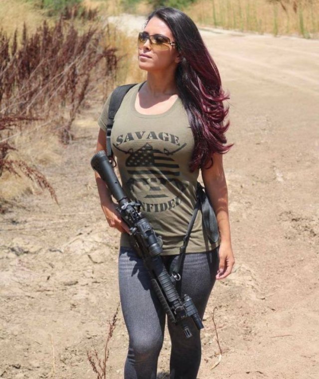 Girls With Guns (43 pics)