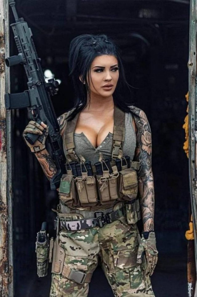Girls With Guns (43 pics)