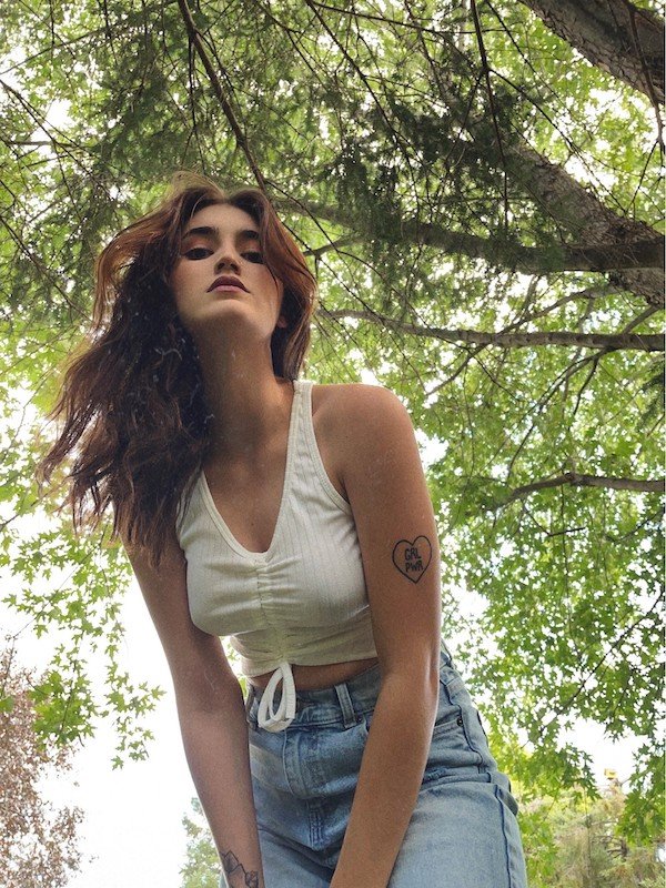 Braless Girls (35 pics)