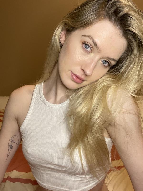 Braless Girls (35 pics)