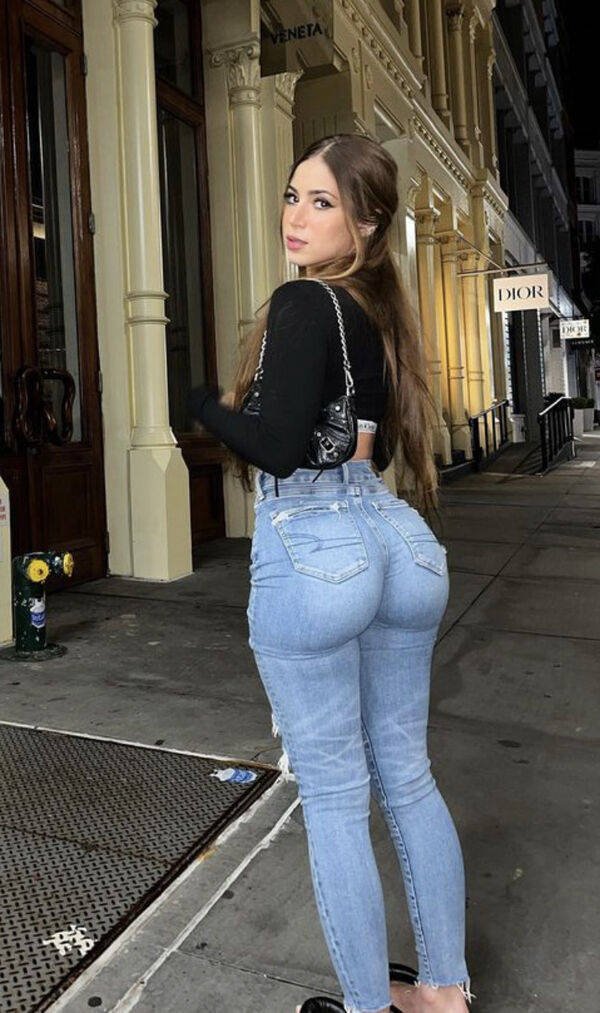 Girls In Tight Jeans (36 pics)