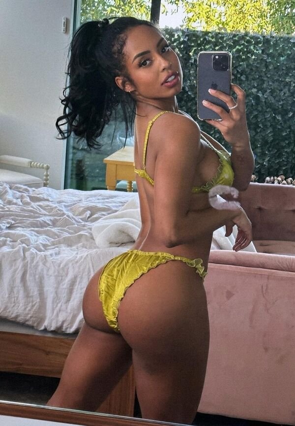 Girls In Lingerie (48 pics)