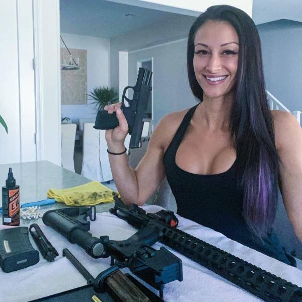 Girls And Guns (40 pics)