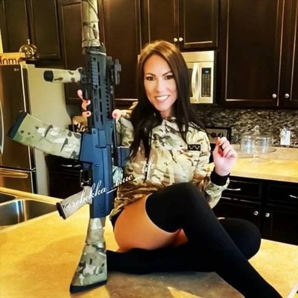 Girls And Guns (40 pics)